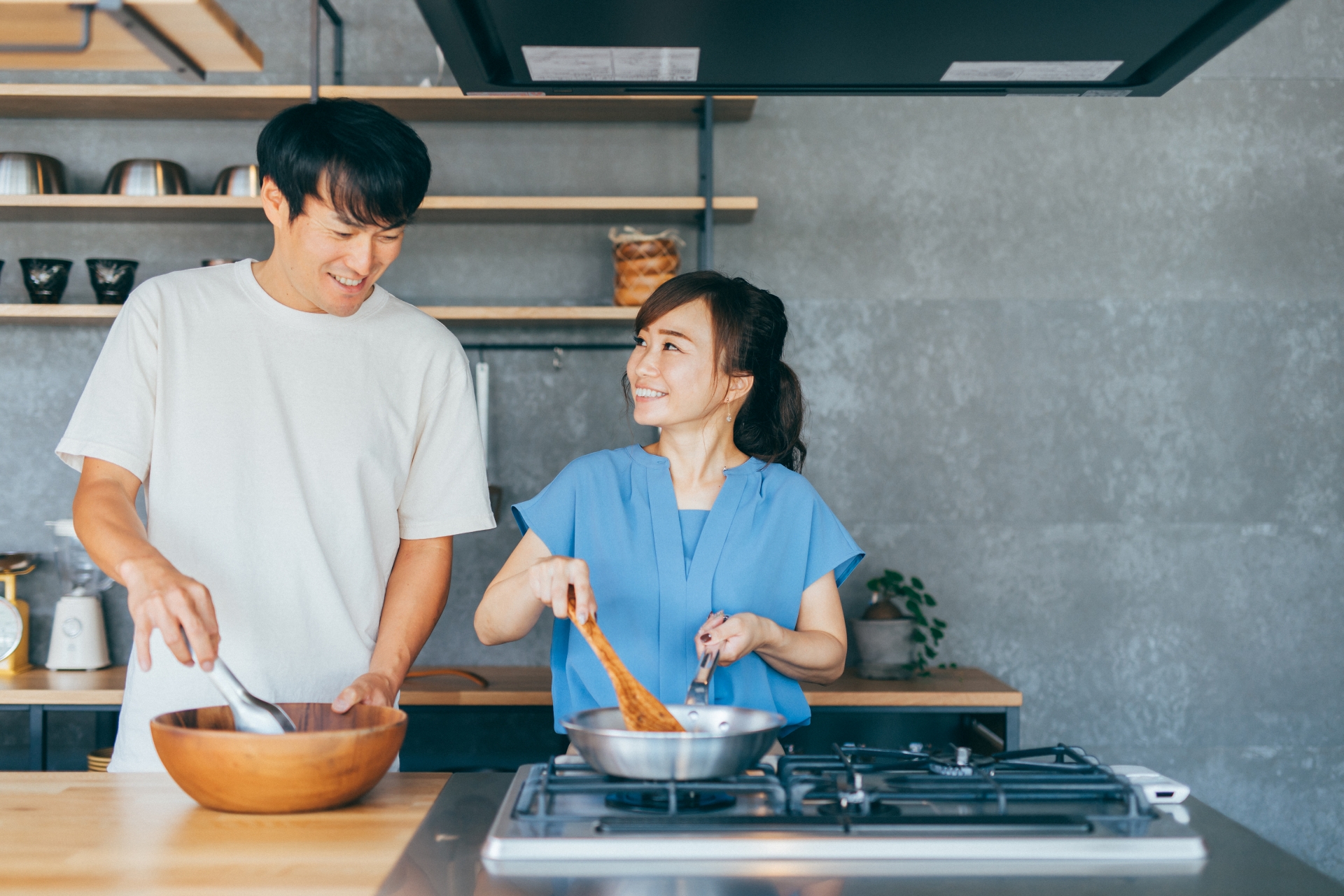家事をしない夫
キッチンで料理をする夫婦のイメージ図