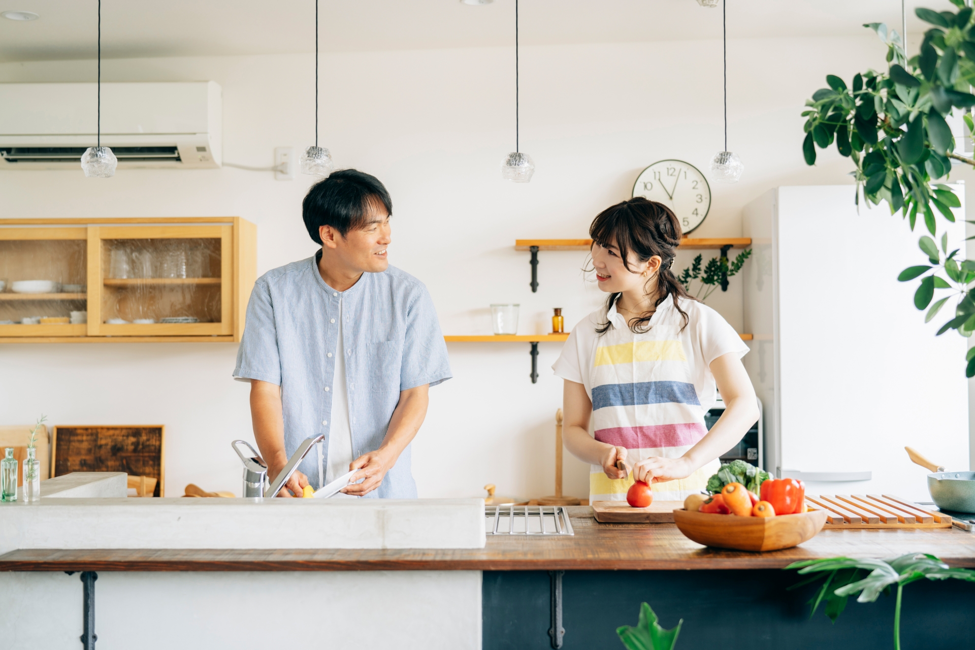 育児 旦那ずるい
キッチンに立つ夫婦