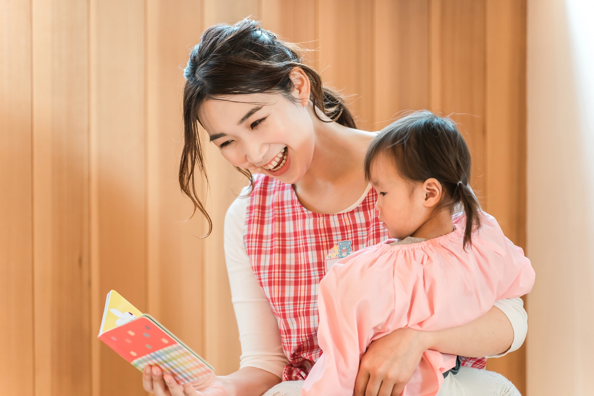 ストレス発散 育児 女の子と絵本を読む女性