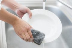 食器洗いは冷水を使うべき？