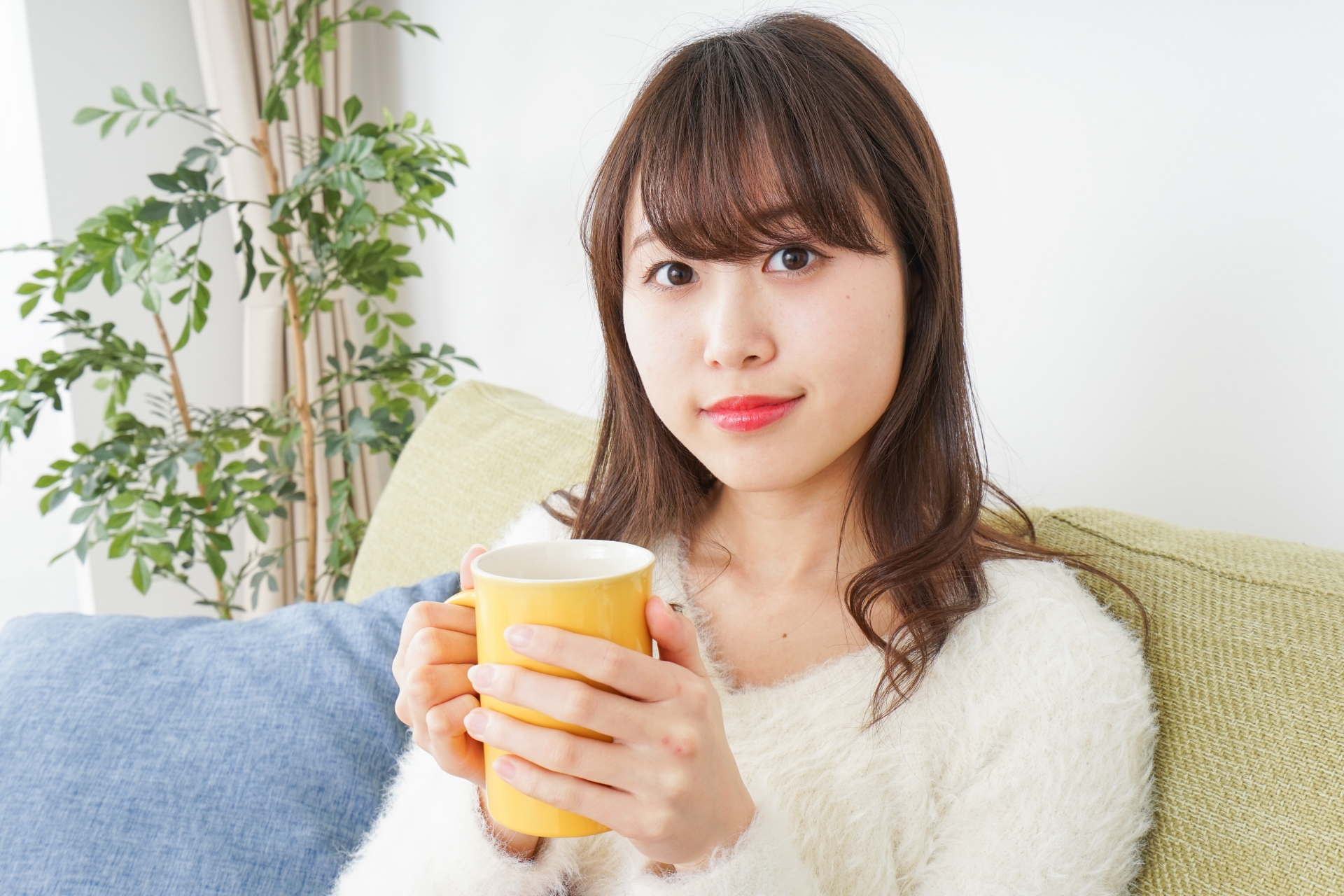 共働き 家事を楽にする方法
ソファでくつろぐ女性