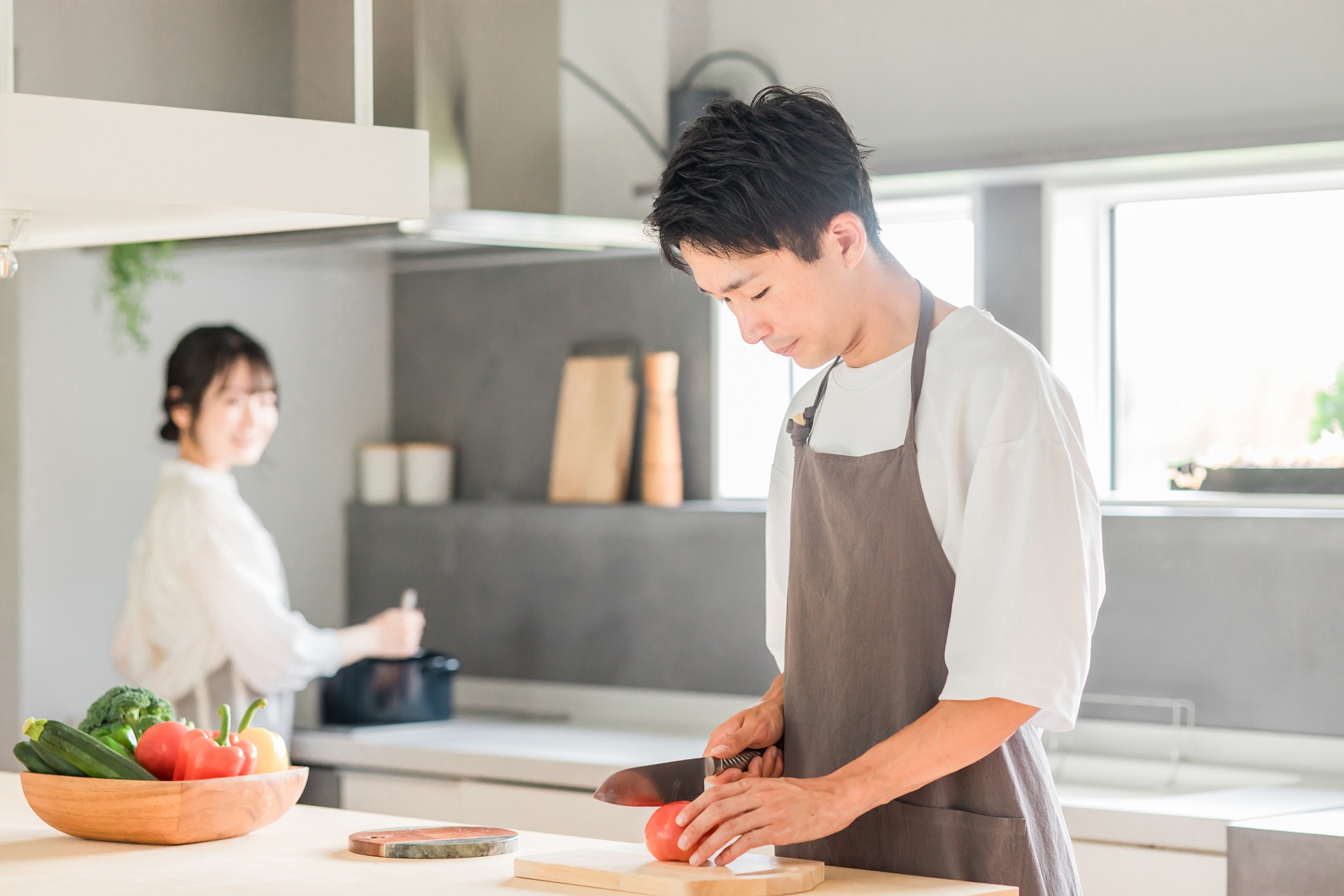 共働き 家事を楽にする方法
キッチンに立つ夫婦