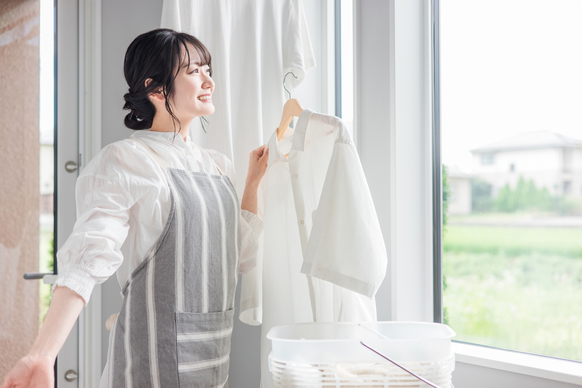 家事ストレス
笑顔で洗濯物を干す主婦