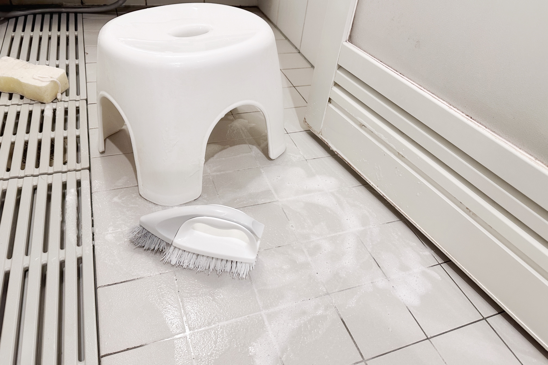お風呂 水垢
お風呂掃除をしている様子