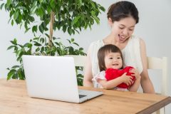 子育てしながら在宅ワークは辛い？両立するコツとおすすめテレワークをご紹介