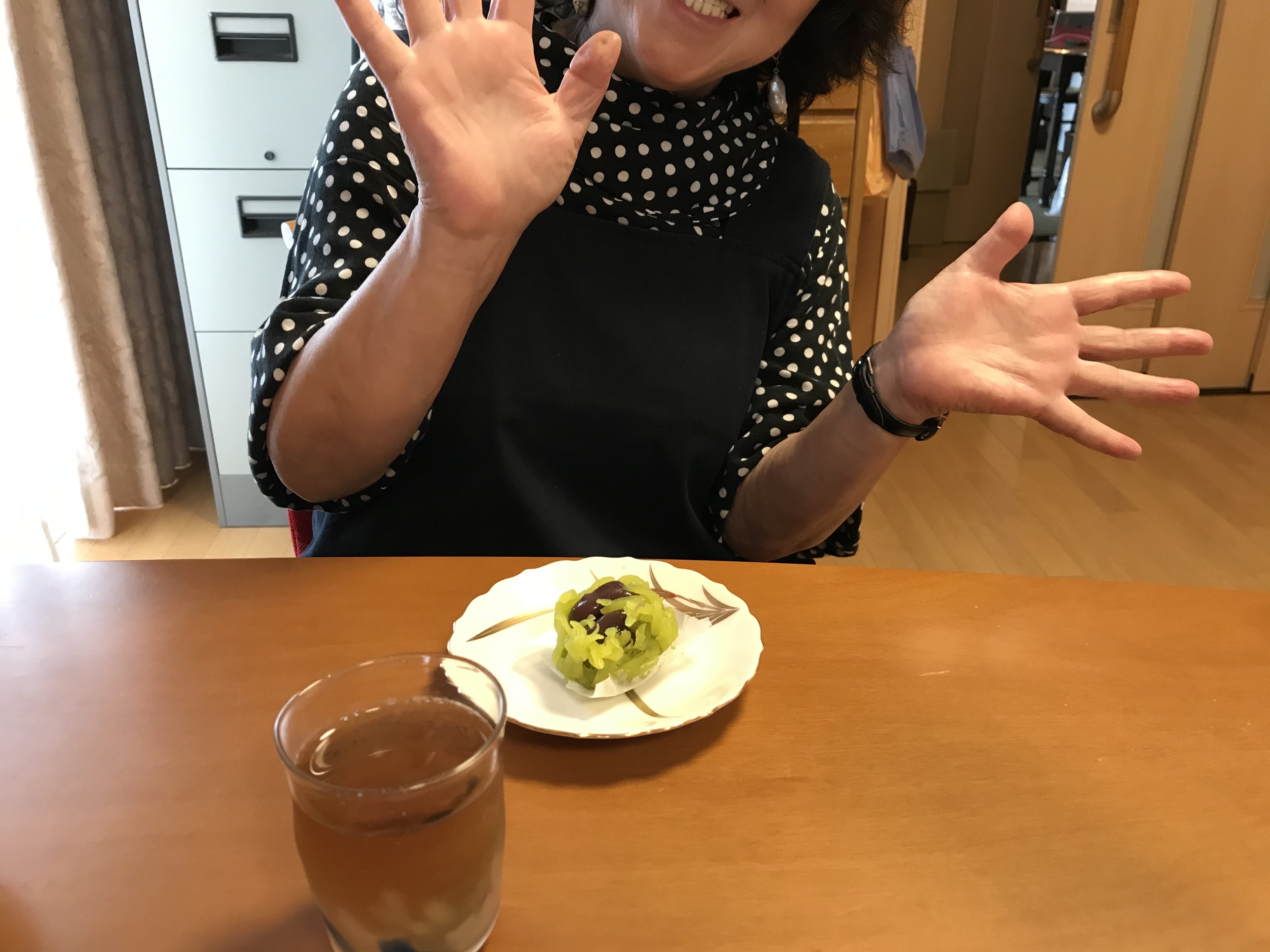 家事代行サービス中におやつタイムを満喫する母