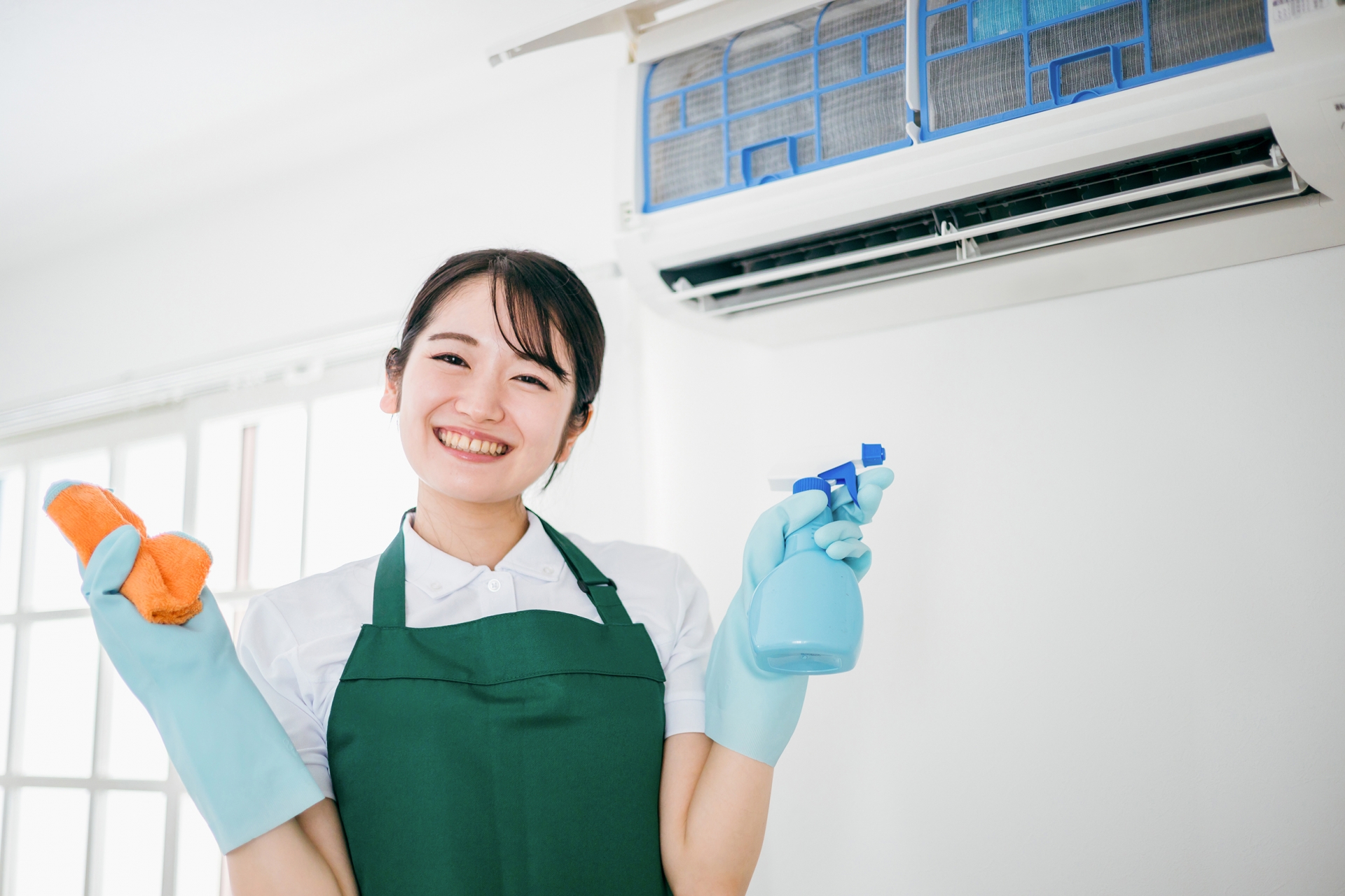 エアコン内部クリーンとは? エアコン掃除中の女性のイメージ画像