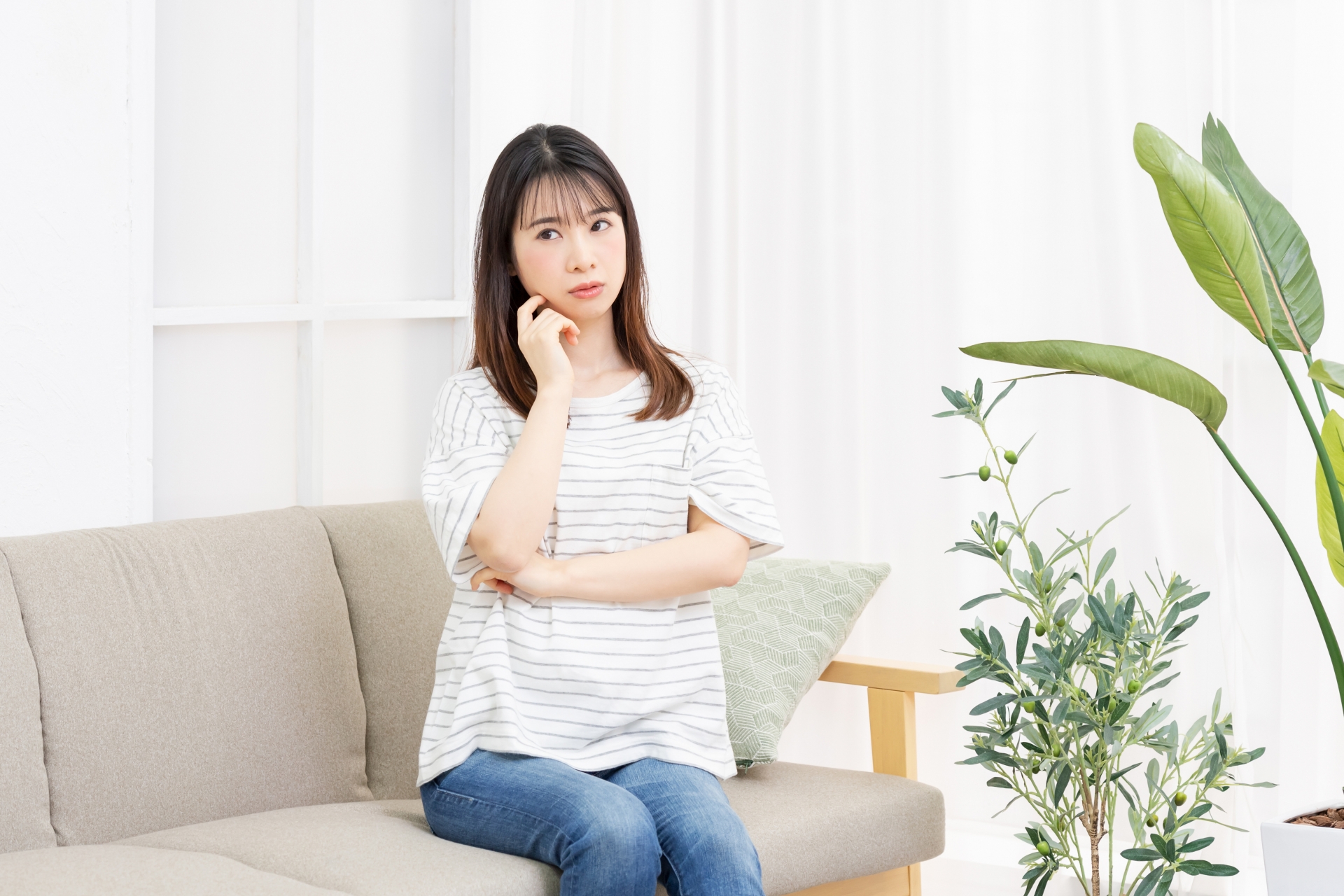 エアコン 内部クリーンとは? 悩んでいる女性のイメージ画像