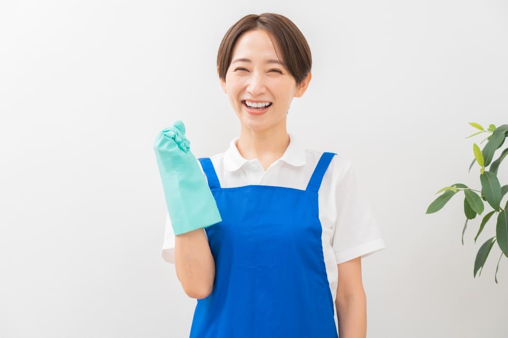 ガッツポーズをする手袋をつけた女性