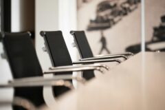 オフィスチェアの皮脂汚れを落とす方法｜椅子の素材別の掃除手順と日常ケアを解説